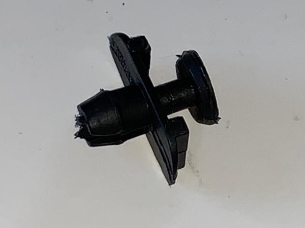 Befestigungsclip für Fensterschaftabdichtung Audi Befestigungsclip für Fensterschaftabdichtung Audi