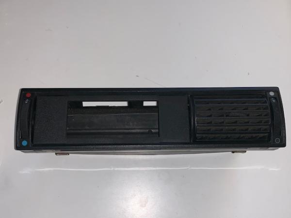 Einbauschacht für VEMS Display Audi 100 A6 S4 S6 C4 anstelle Lüftungsgitter Einbauschacht für VEMS Display Audi 100 A6 S4 S6 C4 anstelle Lüftungsgitter