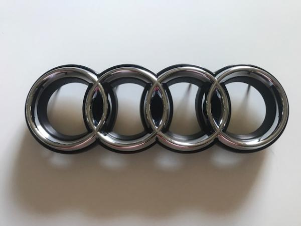 Audi Zeichen mit Unterlage für Audi RS2 Frontgrill