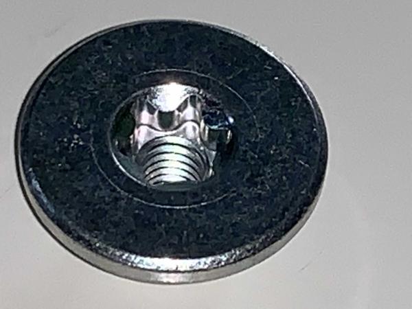Bundmutter für Zahnriemenabdeckung Audi 5 Zylinder 20V 7A NM / 20V Turbo 3B RR / V8 Bundmutter für Zahnriemenabdeckung Audi 5 Zylinder 20V 7A NM / 20V Turbo 3B RR / V8